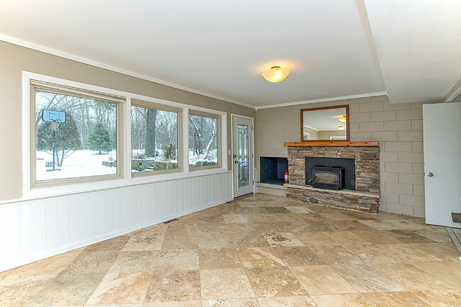 Building Photo - 4682 Huron Hill Dr