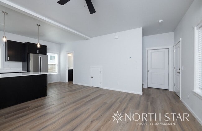 Building Photo - New, Bright & Spacious 3 bed/2.5 bath w/ G...