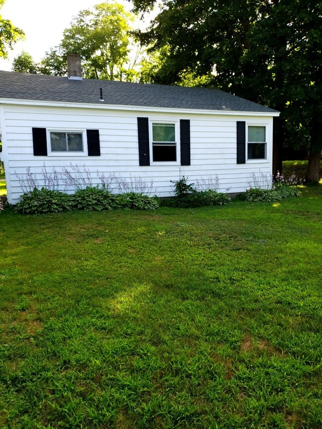 Building Photo - Quite house in quiet neighborhood. Corner Lot. Heat included.