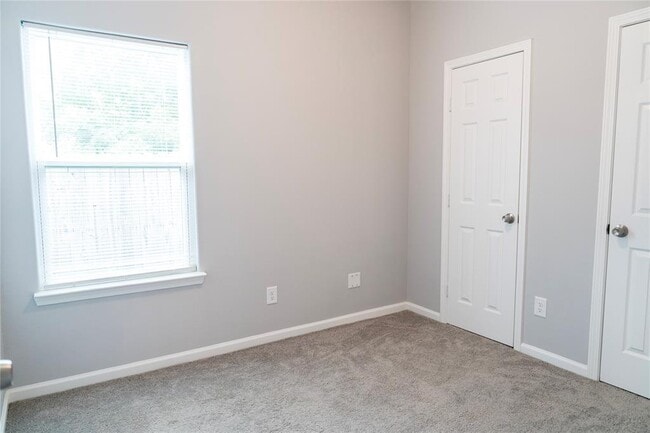 Building Photo - 3915 Brookmeade Dr