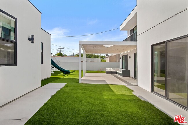 Building Photo - 535 N Formosa Ave