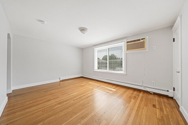 Building Photo - 14 Hartwell St