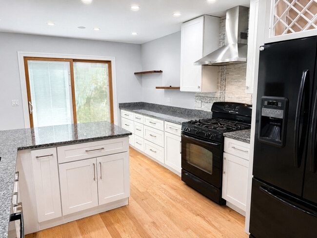 Building Photo - 103 Brittany Dr
