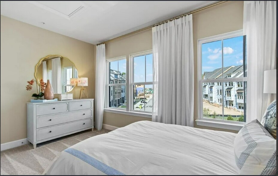 Building Photo - 6005 Northwest Dr