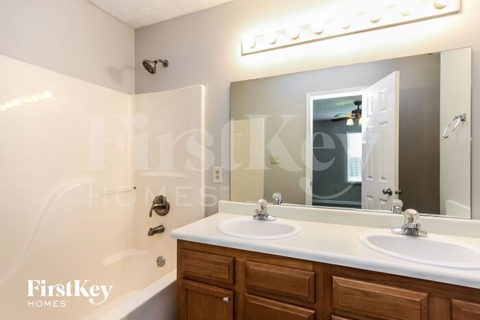 Building Photo - 6747 Long Run Dr