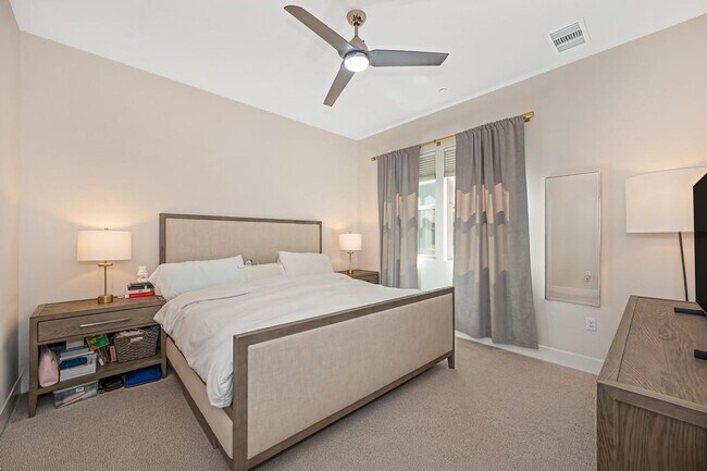 Building Photo - 2 Bed 2 Bath (plus a den) Gala Condo