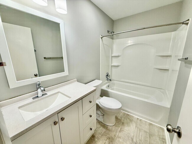 Building Photo - 3 Bedroom 1.5 Bath House w/Large Yard- Easy access to OHB and Nolensville Pk $2100