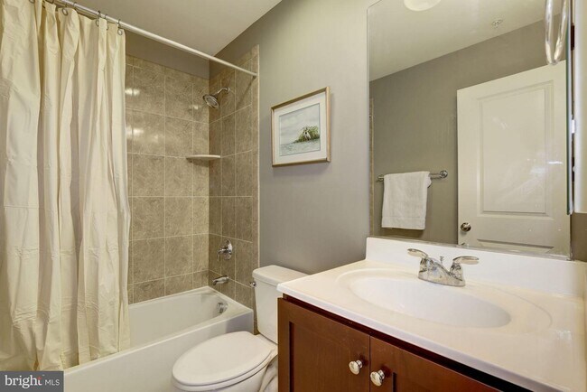 Building Photo - 930 N Columbus St