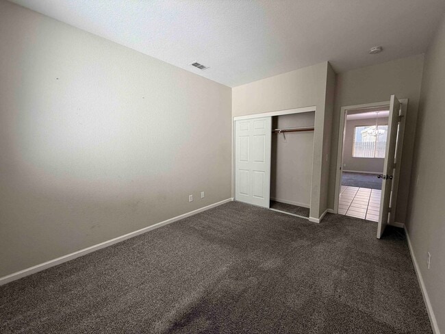 Building Photo - Great 4 Bedroom with Pool