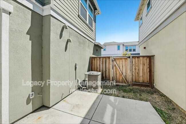 Building Photo - 112 Seahorse St