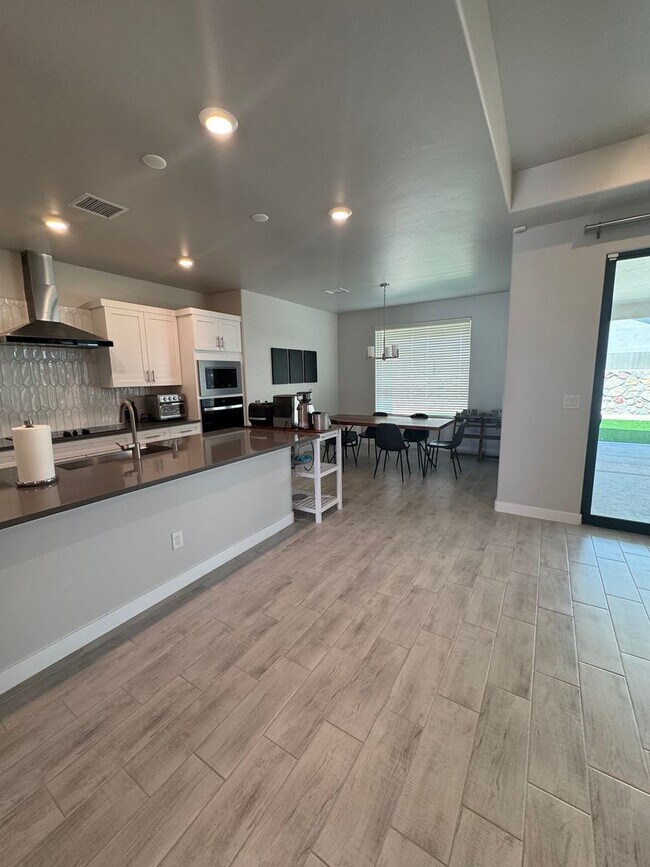 Building Photo - Gorgeous 4 bedroom plus office