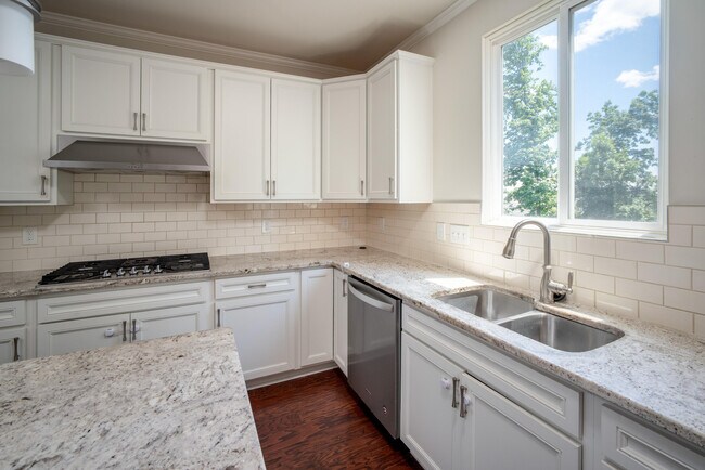 Building Photo - 2825 Dillon Dr