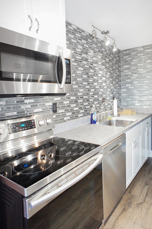 Building Photo - 230 E 9th St