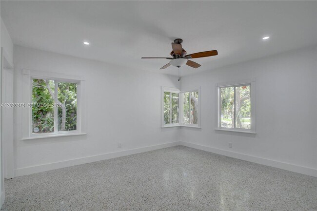 Building Photo - 616 SW 11th Ct