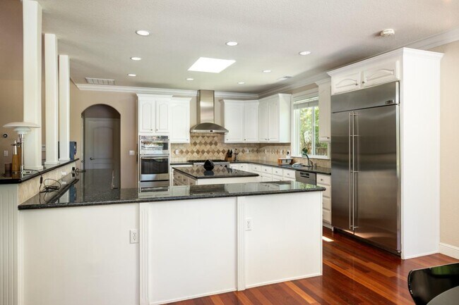 Building Photo - 955 Stanley Ave