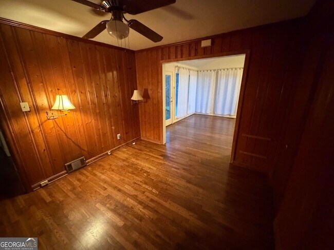 Building Photo - 2022 Woodbine Terrace NE