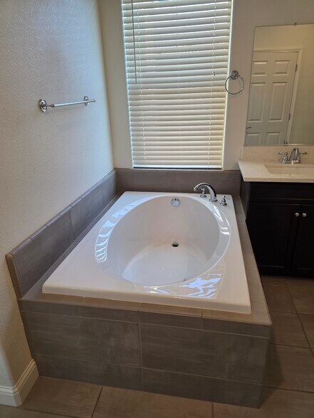 Bathtub in Masters - 6193 E Homan Ave