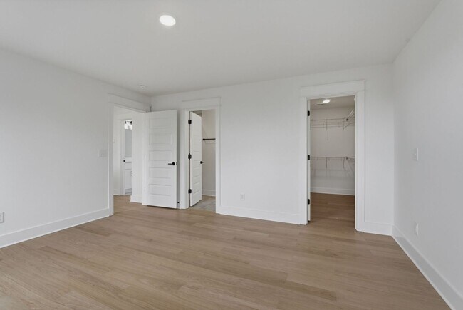 Building Photo - Spacious 5-Bedroom with Fenced Yard & Modern Amenities
