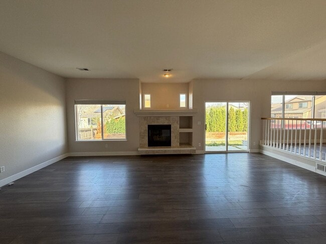 Building Photo - Spacious and Bright 3BD Home in Denver - Available Now