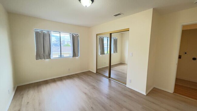 Building Photo - 539 N Alameda Ave