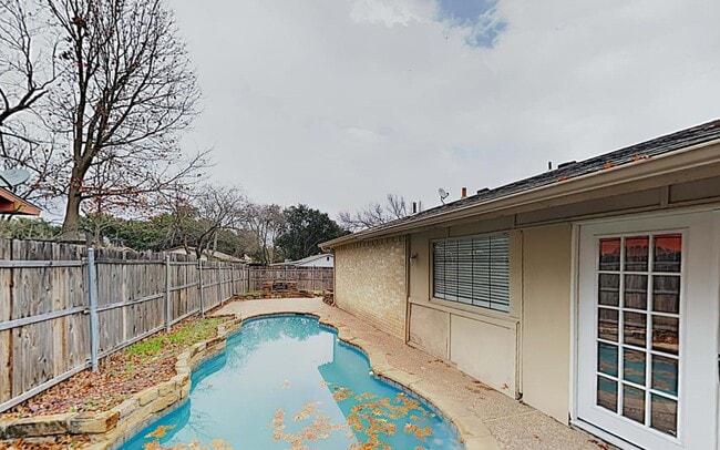 Building Photo - MOVE IN READY