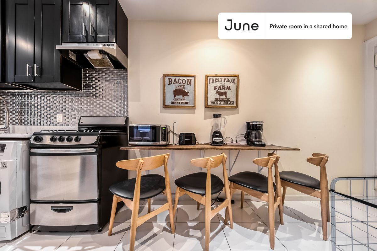 Building Photo - Private bedroom in 4 bed/2 bath Home