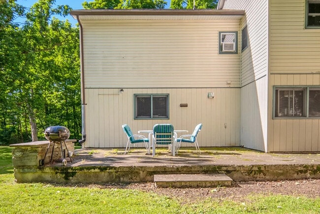 Building Photo - 572 Warren Rd