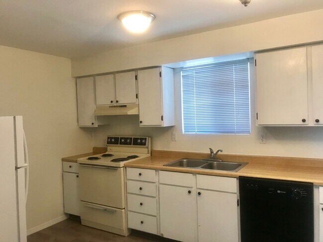 Building Photo - Hard to find 1 bdrm, 1 bath w/ garage!  1.7 miles from Sky Lakes Medical Center and Oregon Tech!