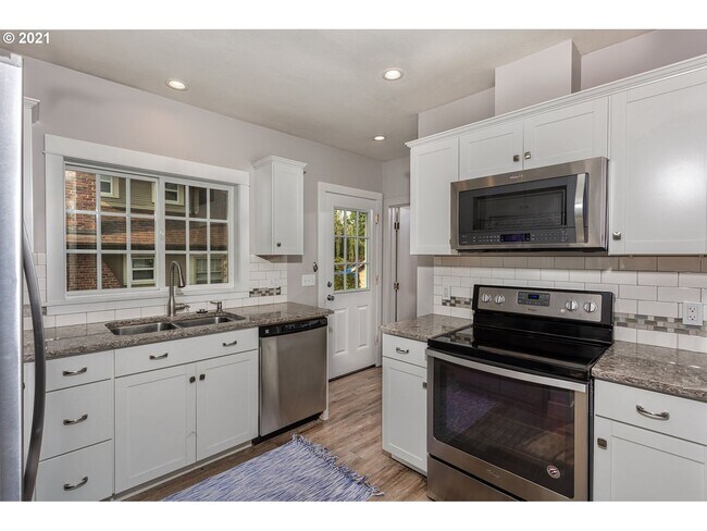 Building Photo - 2 bedroom 2 bath Woodlawn Bungalow-Full finished basement!