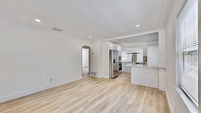 Building Photo - 4 Bedroom / 2 Bath House
