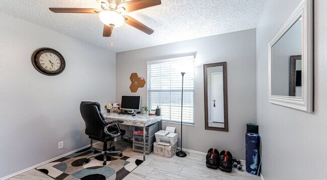 Building Photo - "Charming 2-Bed Oasis with Granite Touches in Schertz - Your Cozy Retreat Awaits!"