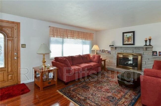 Building Photo - 825 Bethany Dr