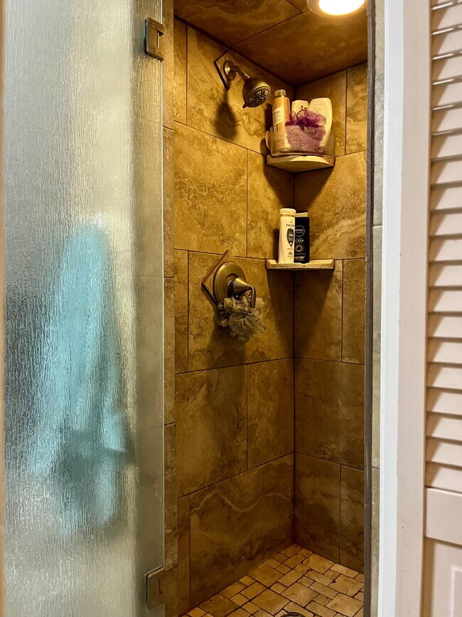 Building Photo - Spacious 4-Bedroom Home Available for Fall 2026 Pre-Lease