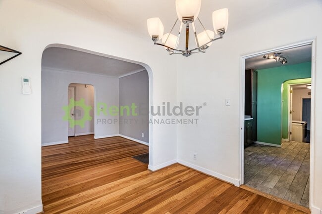 Building Photo - 816 Loma Vista Dr NE