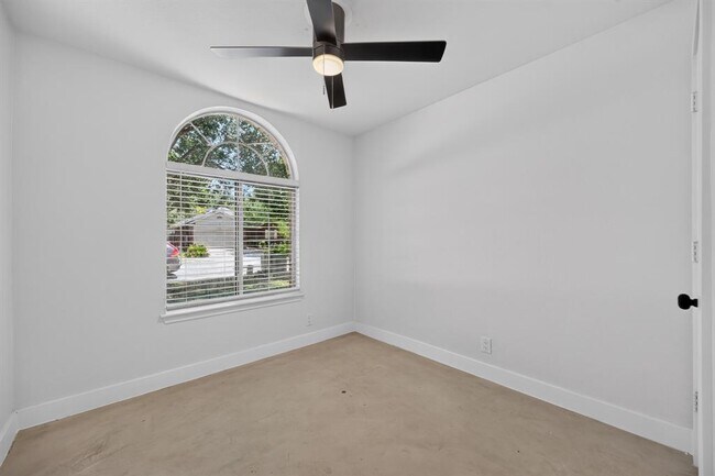 Building Photo - 14511 Oliphant St