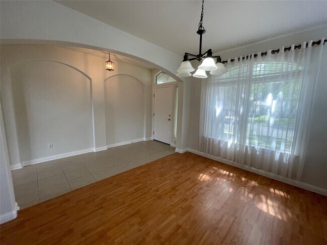 Building Photo - 10401 Yellowstone Dr