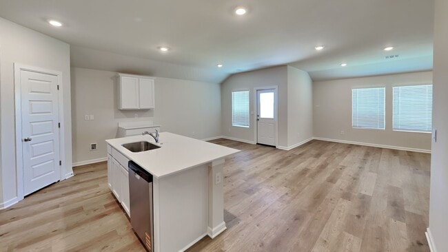 Building Photo - A Very Stunning and Spacious 4 Bedroom 2 Bath Home in Putnam City Schools