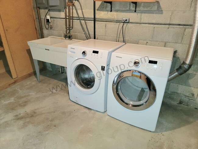 Building Photo - Great Location!