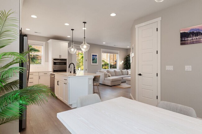 Building Photo - Luxury North Creek Living with Privacy and Designer Upgrades