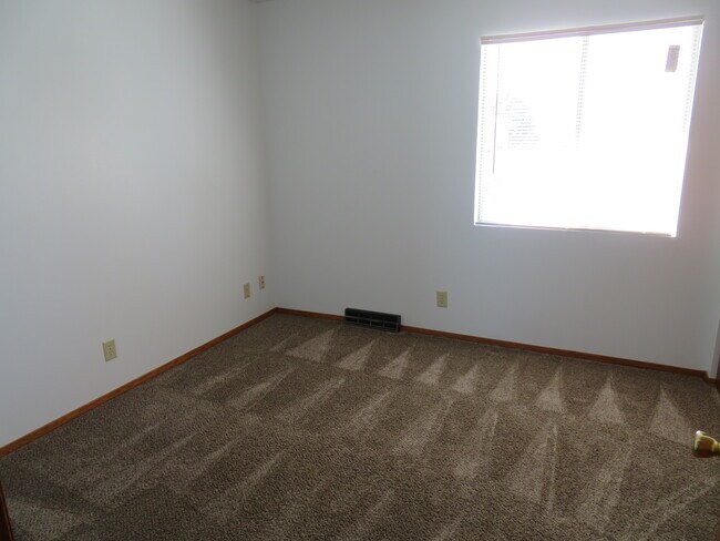 Building Photo - 5560 S Buckhorn Ave