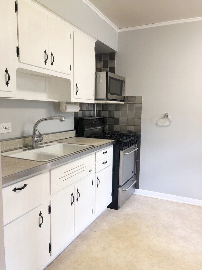 Building Photo - 23940 N Lakeside Dr