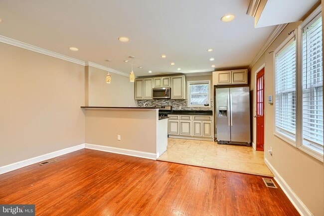 Building Photo - 6110 Everall Ave