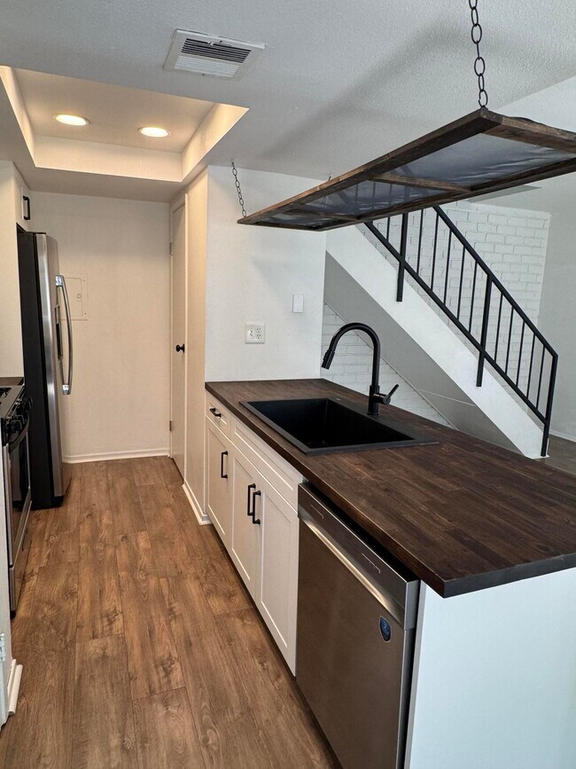 Building Photo - 72532 Edgehill Dr