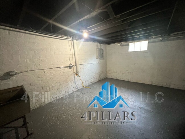 Building Photo - 106 Belden St