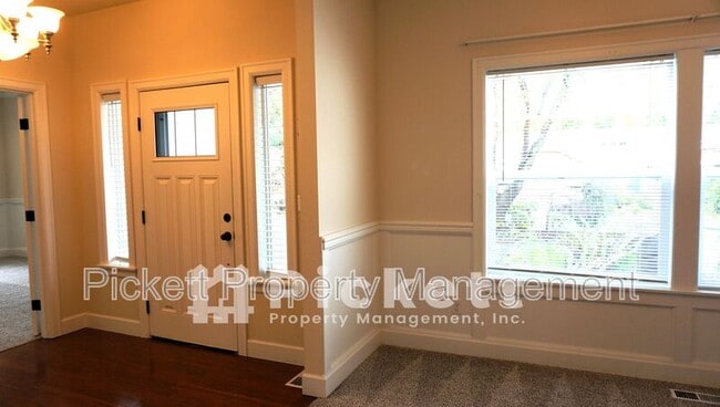 Building Photo - 1627 Lucero Pl E