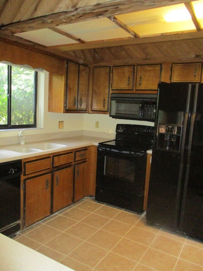 Building Photo - ( Oakcrest) 3/ 2 spacious home