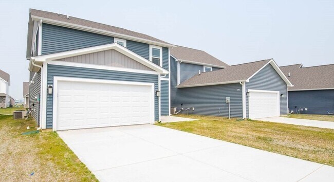 Building Photo - 4 Bed 2.5 Bath