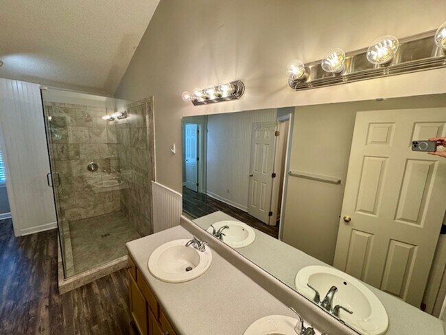 Building Photo - Elegant 2-Story Townhome with Sunroom & Lu...