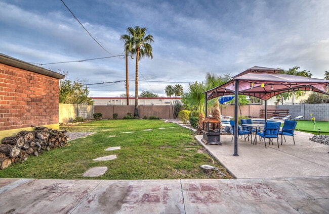 Building Photo - 2 Bd 2 Ba + Guest House with Fully Furnish...