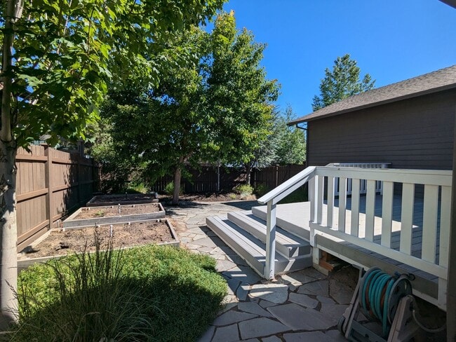 Building Photo - Gorgeous single-level 2x2 with an office\t...